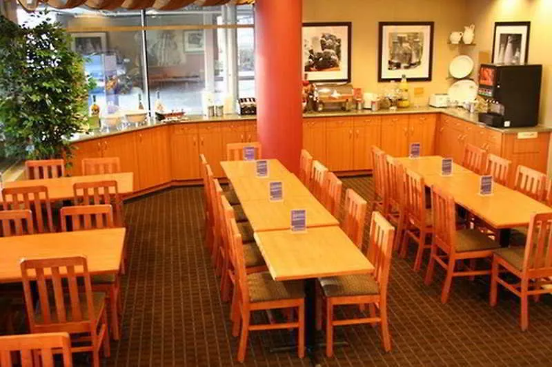 Hampton Inn - Vancouver Airport/Ричмонд Отель